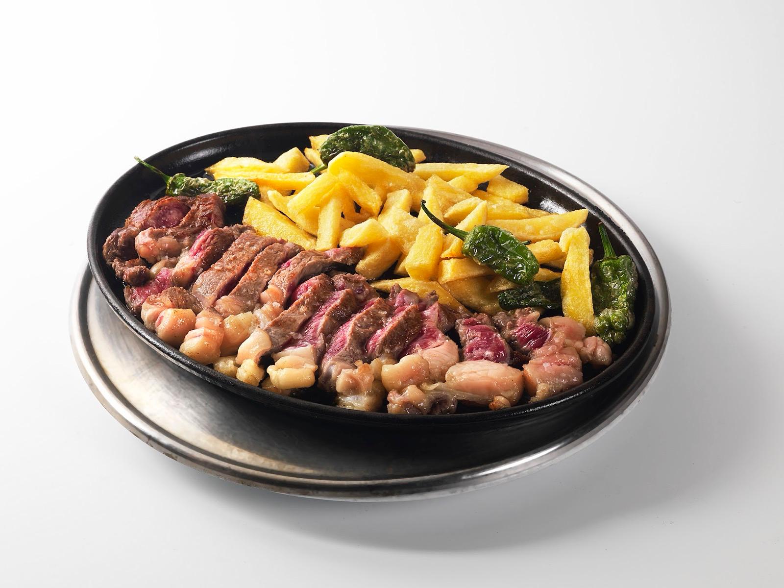 Entrecot de ternera con patatas fritas y pimientos de Padrón