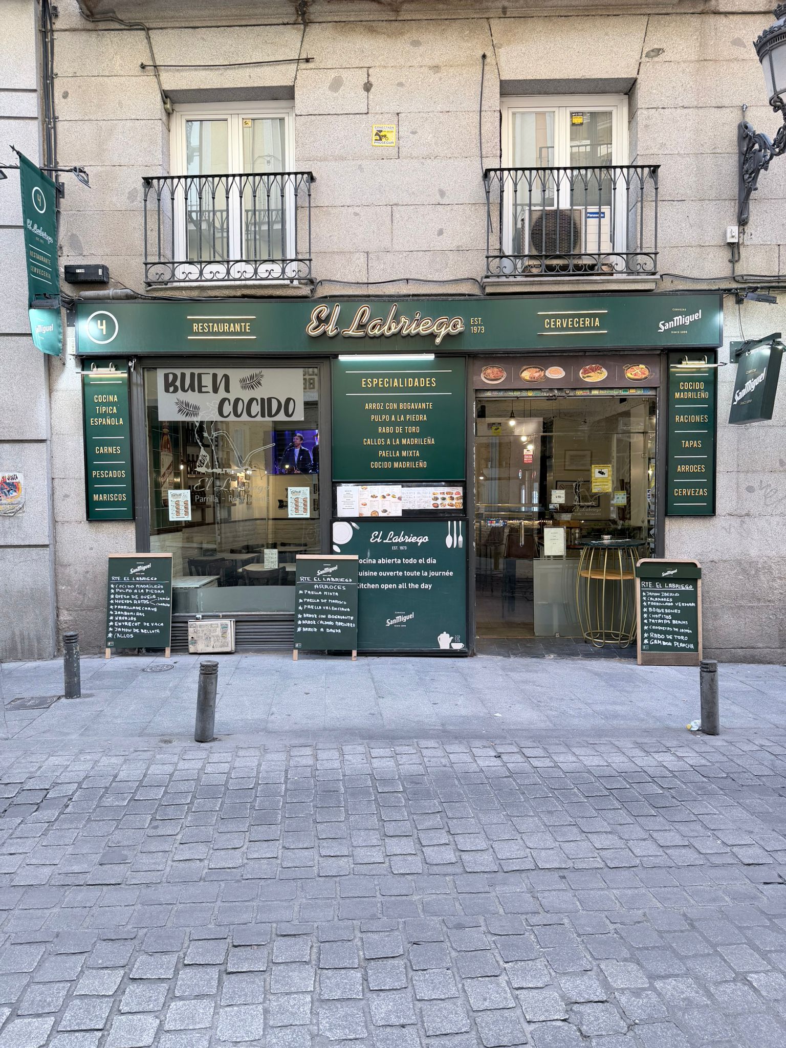 Fachada de El Labriego con su rótulo iluminado en la calle de las Veneras