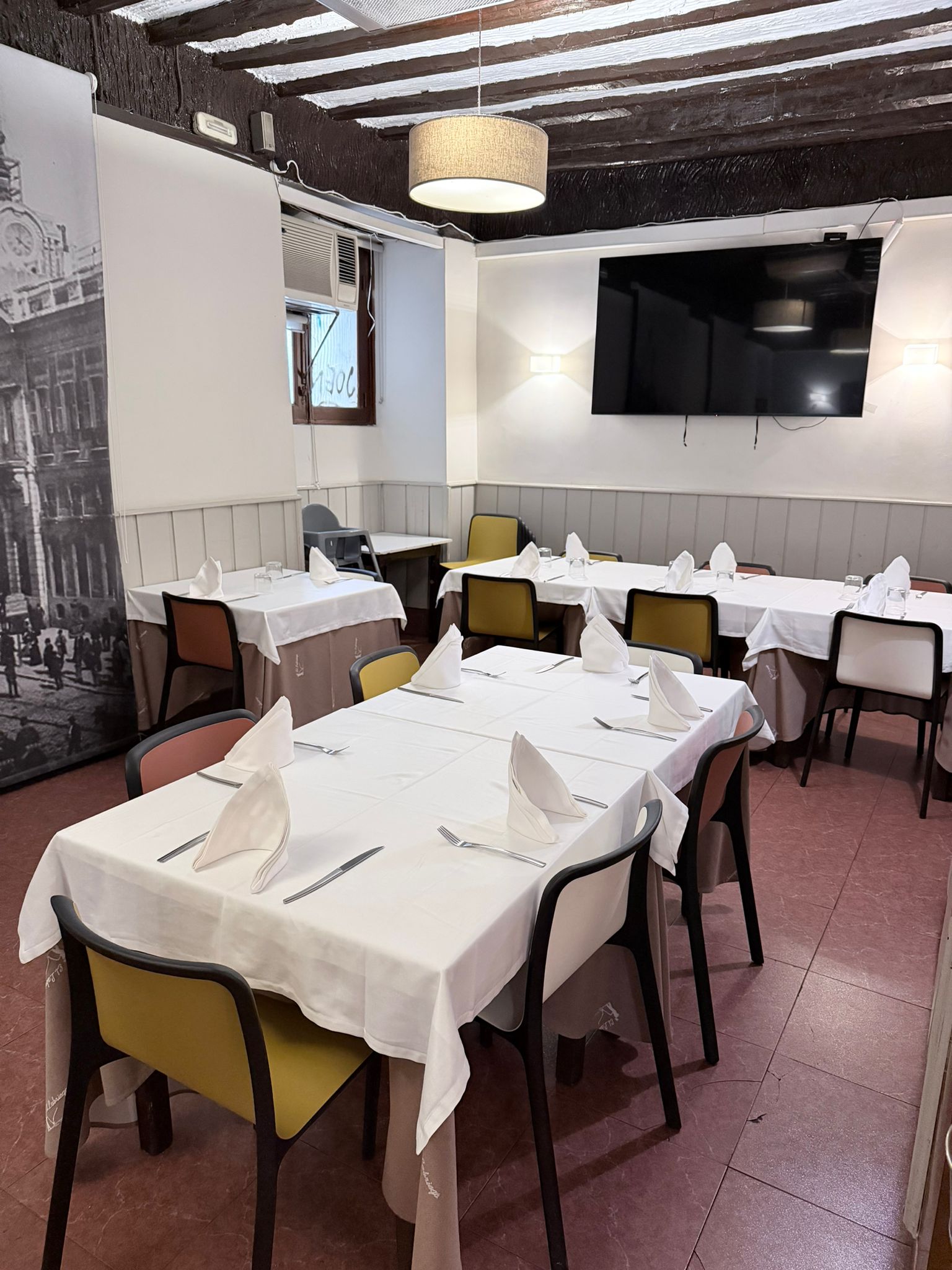 Comedor de El Labriego con mesas vestidas de blanco