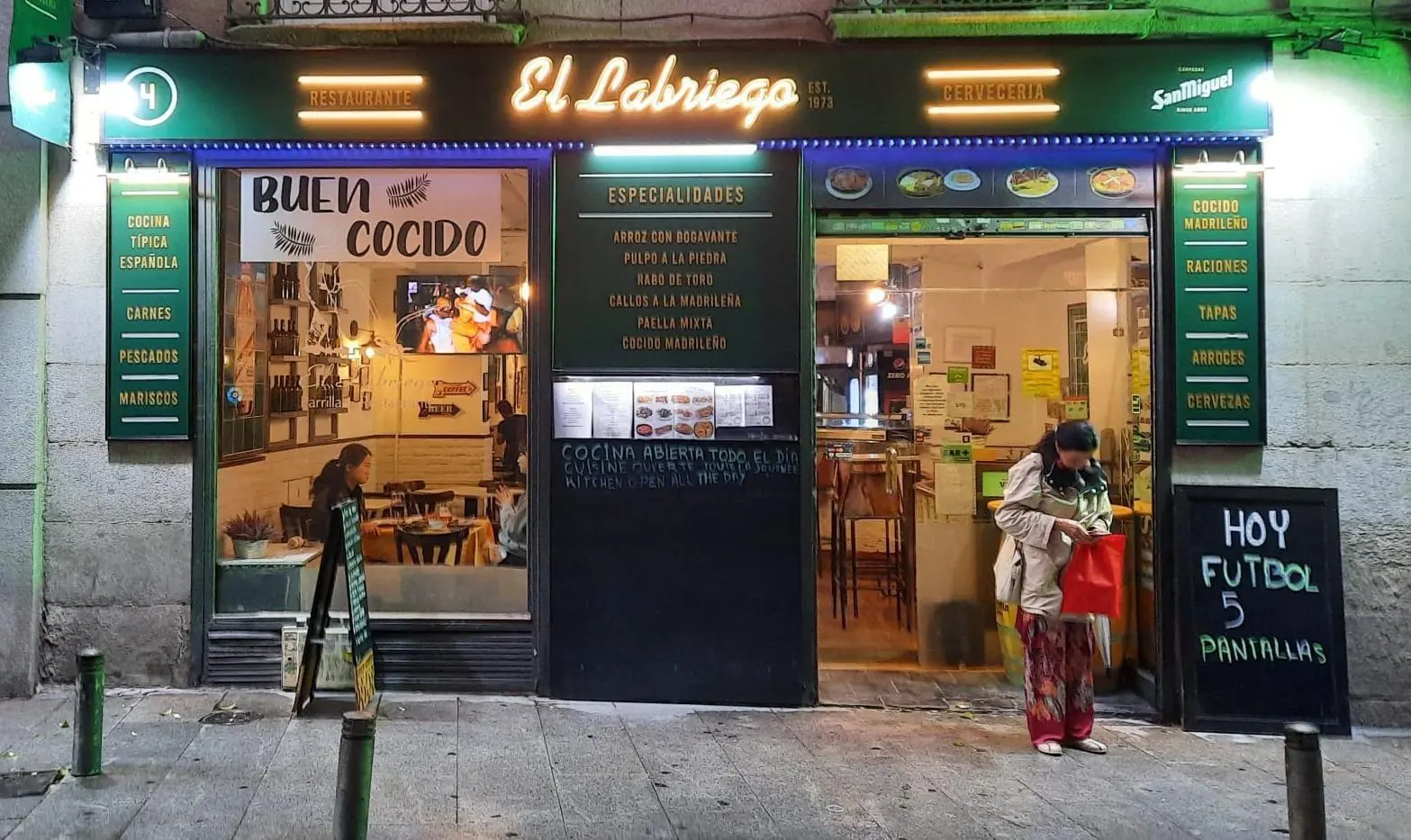 Fachada iluminada de El Labriego en la calle de las Veneras, Madrid