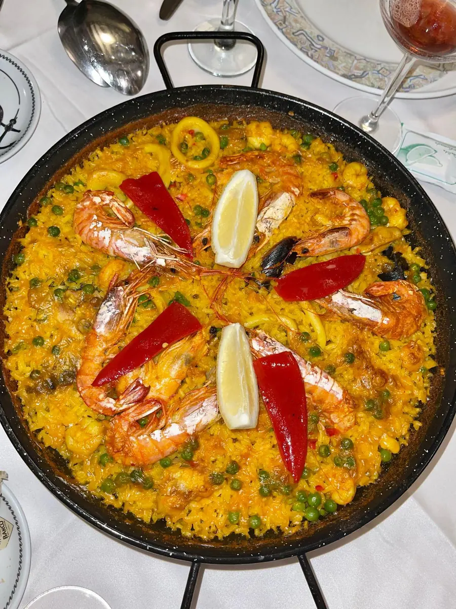 Paella mixta recién hecha en El Labriego, Madrid centro